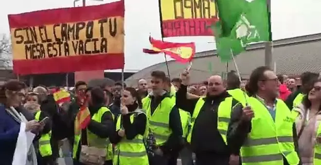 Decenas de agricultores protestan a las puertas del Ministerio antes de su reunión con Planas
