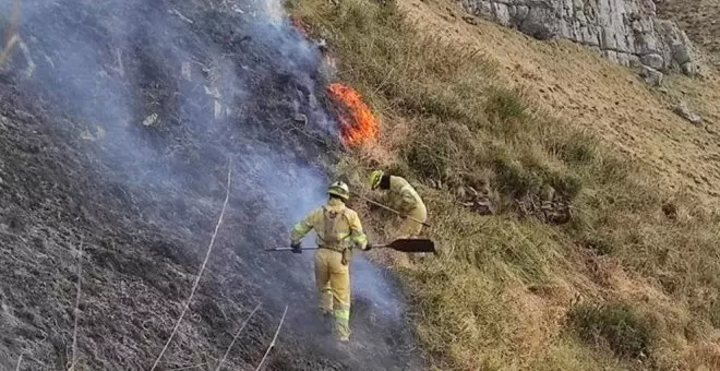 Cantabria mantiene controlado el incendio forestal de Picos de Europa