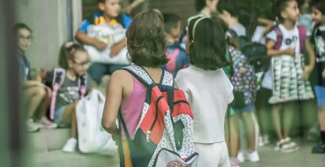 El Gobierno de Ayuso obvia las advertencias de riesgo y mezcla a niñas con adolescentes en un centro de menores