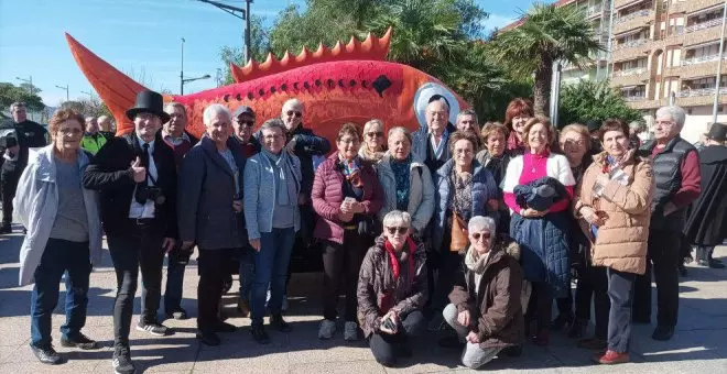 Habitantes y representantes de Lons y Santoña participan en la tradicional jornada dedicada al Entierro del Besugo de los Carnavales del municipio