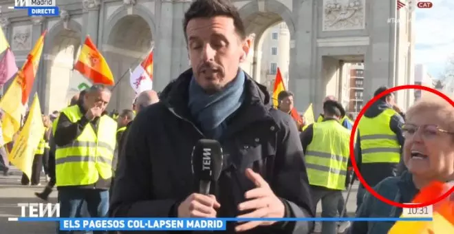 Una espontánea con bandera de España increpa a un reportero de TV3 en directo: "¡A Catalunya! ¡Fuera!"