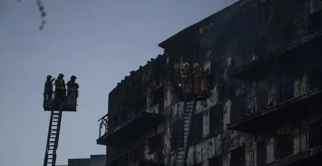 La policia troba una desena víctima mortal a l'edifici cremat a València