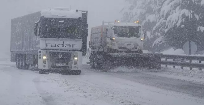 El temporal de nieve, lluvia y viento obliga a cortar carreteras y tráfico marítimo en el norte peninsular y el Estrecho