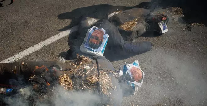 Los agricultores queman muñecos con las caras de Sánchez y Planas