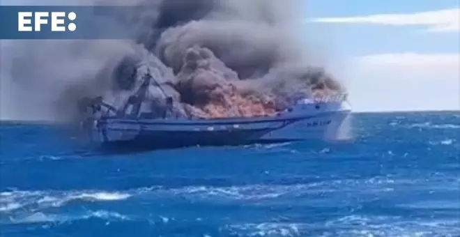 Rescatan a 5 tripulantes de un pesquero incendiado a 4 millas del puerto de Castellón