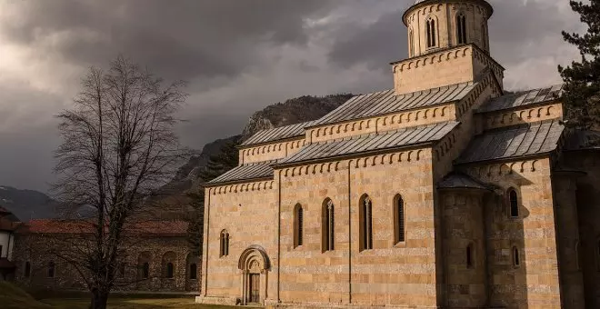 El monasterio serbio de Kosovo que está protegido por militares las veinticuatro horas del día