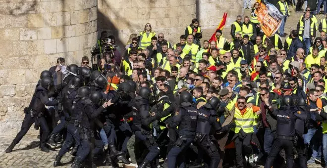 Tensión en la protesta de los agricultores frente a las Cortes de Aragón