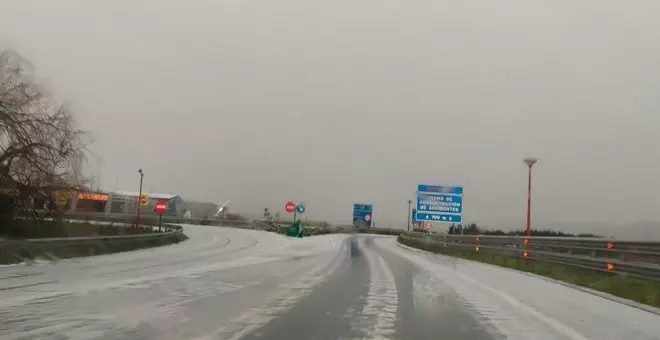 El temporal tiñe las carreteras de blanco y complica la circulación en Santander