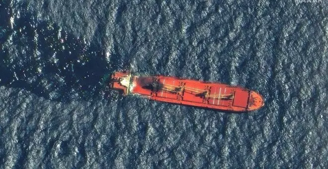 Un buque cargado de fertilizante tóxico se hunde en el mar Rojo dos semanas después de ser atacado por los hutíes