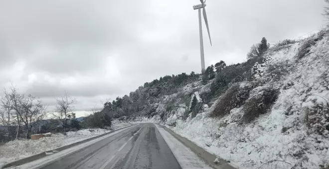 La neu cobreix l'interior de Catalunya per sobre dels 500 metres i una quinzena de carreteres es veuen afectades
