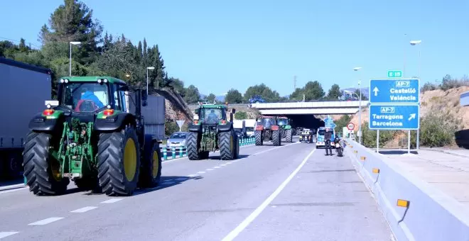 Una seixantena de tractors tallen l'AP-7 a l'Ampolla en una nova jornada de protestes