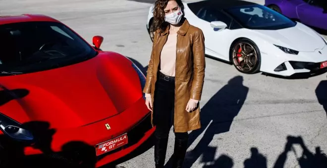 "Dan el golpe y se compran un Maserati, esto es de principiantes": los tuiteros se 'suben' al coche de la pareja de Ayuso