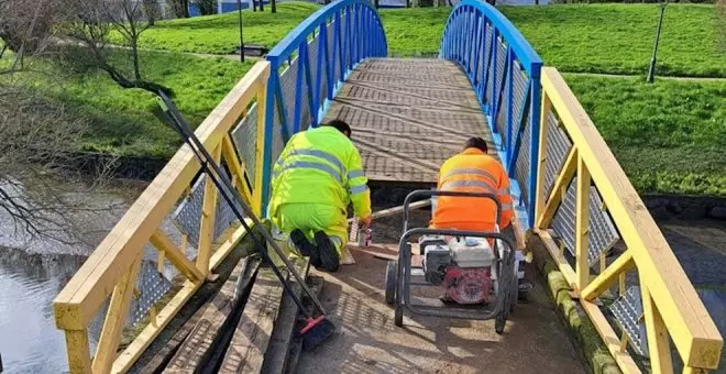 Camargo inicia la reparación del puente peatonal de la Ría del Carmen