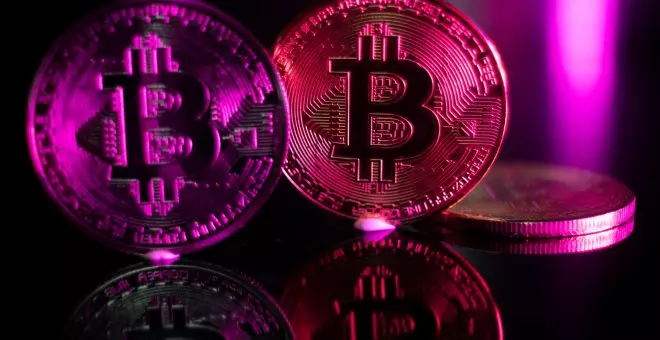 El bitcoin supera otro récord con 73.800 dólares antes de desinflarse