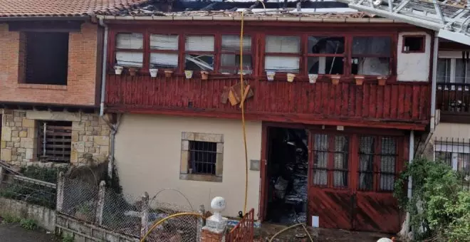 El fuego destruye una vivienda en San Felices de Buelna