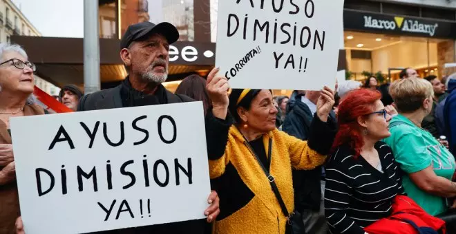 Cientos de personas se concentran ante la sede del PP en Madrid para pedir la dimisión de Ayuso