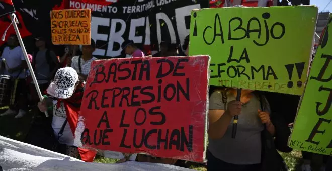 Atacada y agredida sexualmente una activista del movimiento de desaparecidos en Argentina: "Milei habilita el terror"