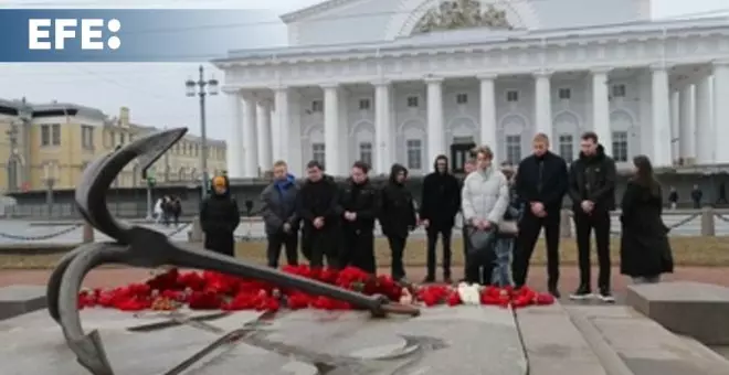 Flores en San Petersburgo para las víctimas del atentado de Moscú