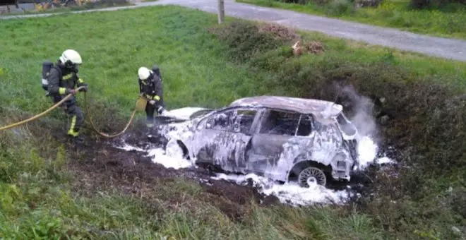 Arde por completo un coche tras volcar en la N-634 entre Hazas de Cesto y Praves
