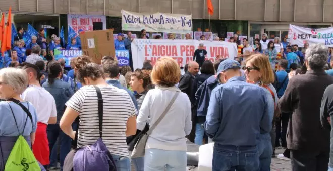 Unes 500 persones es mobilitzen a Girona per denunciar la sobreexplotació dels rius i aqüífers i la "mala gestió" de l'aigua