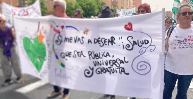 Miles de personas toman las calles en Andalucía en defensa de la sanidad pública