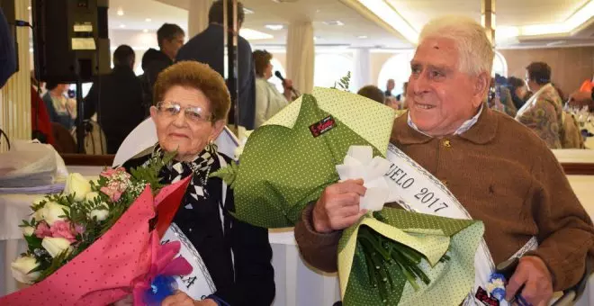 El Ayuntamiento reparte las invitaciones para asistir a la fiesta del 'Día de los abuelos'