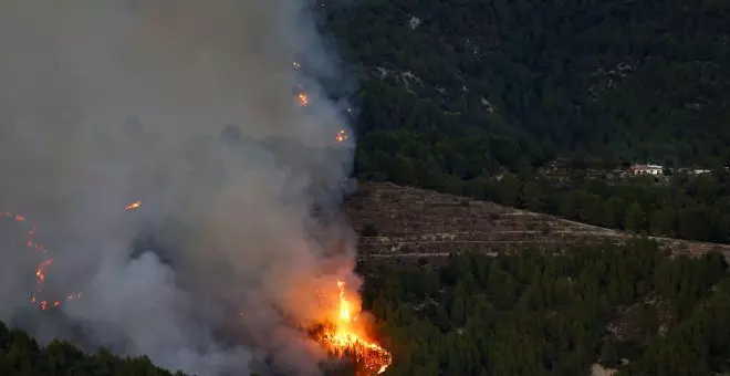 Un incendio en el municipio alicantino de Tàrbena arrasa casi 700 hectáreas