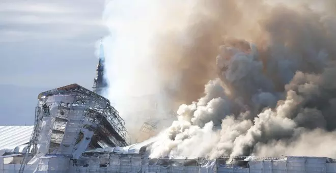 Un incendio de origen desconocido arrasa el histórico edificio de la bolsa de Copenhague