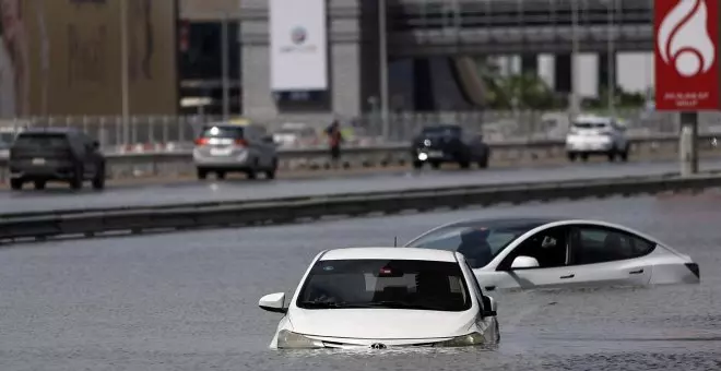 Dubái sufre inundaciones tras el peor temporal en 75 años