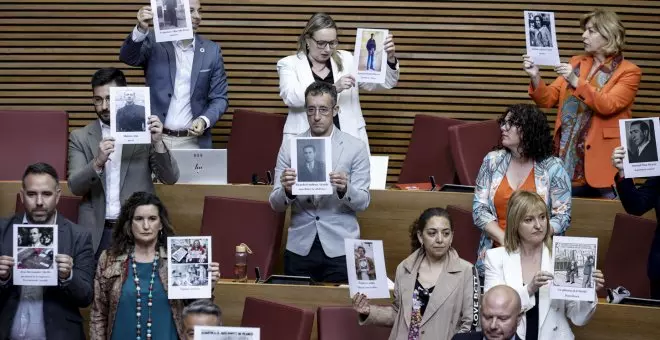 La oposición en Les Corts Valencianes protesta contra la 'ley de la concordia' con fotos de represaliados por Franco