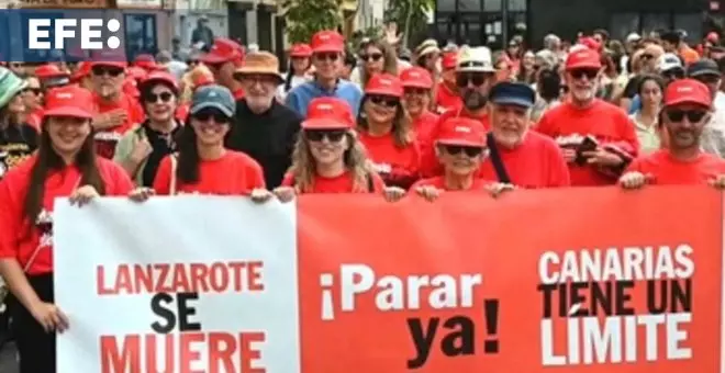 Nueve mil personas se echan a la calle en Lanzarote contra los excesos del sector turístico