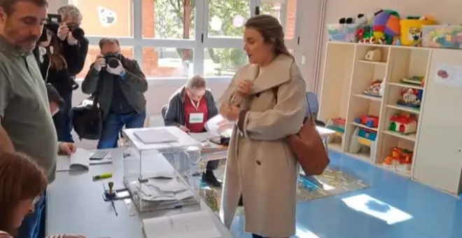 Alba García (Sumar) se olvida de la papeleta cuando iba a votar