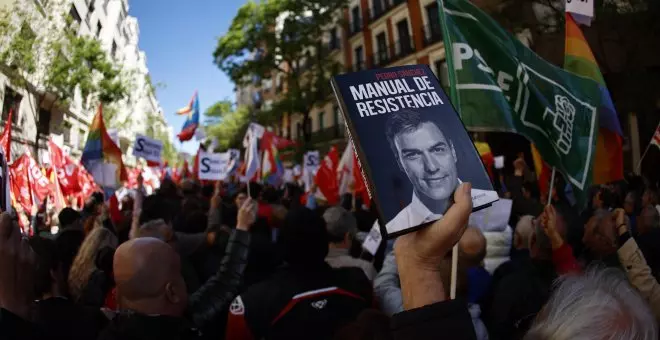 La concentración en apoyo a Pedro Sánchez en Ferraz, en imágenes