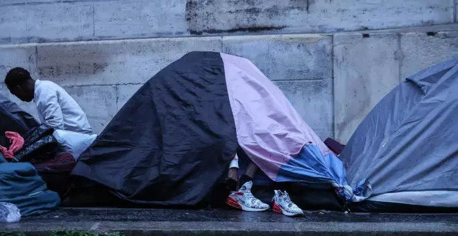 La cruel "limpieza social" de un campamento de migrantes en París, en imágenes