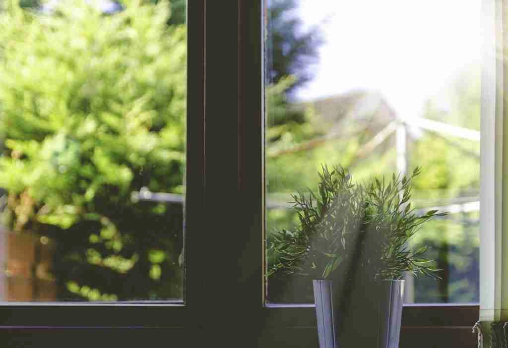 Trucos caseros para aislar tus ventanas del ruido sin cambiarlas - Cómo  Aislar