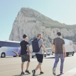 viajeros jóvenes en Gibraltar
