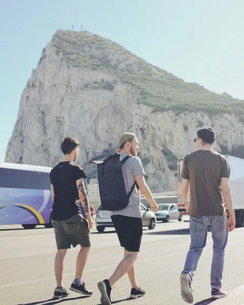 viajeros jóvenes en Gibraltar