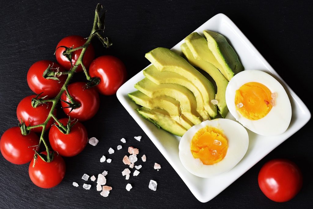 Tomates, huevos y aguacates