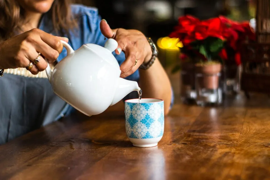 Mujer sirviendo infusión