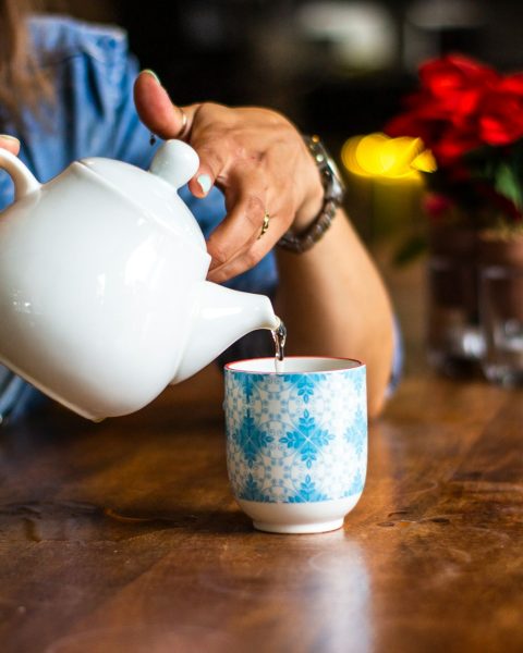 Mujer sirviendo infusión