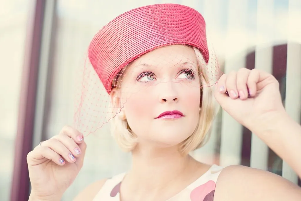 Mujer con sombrero colorimetría