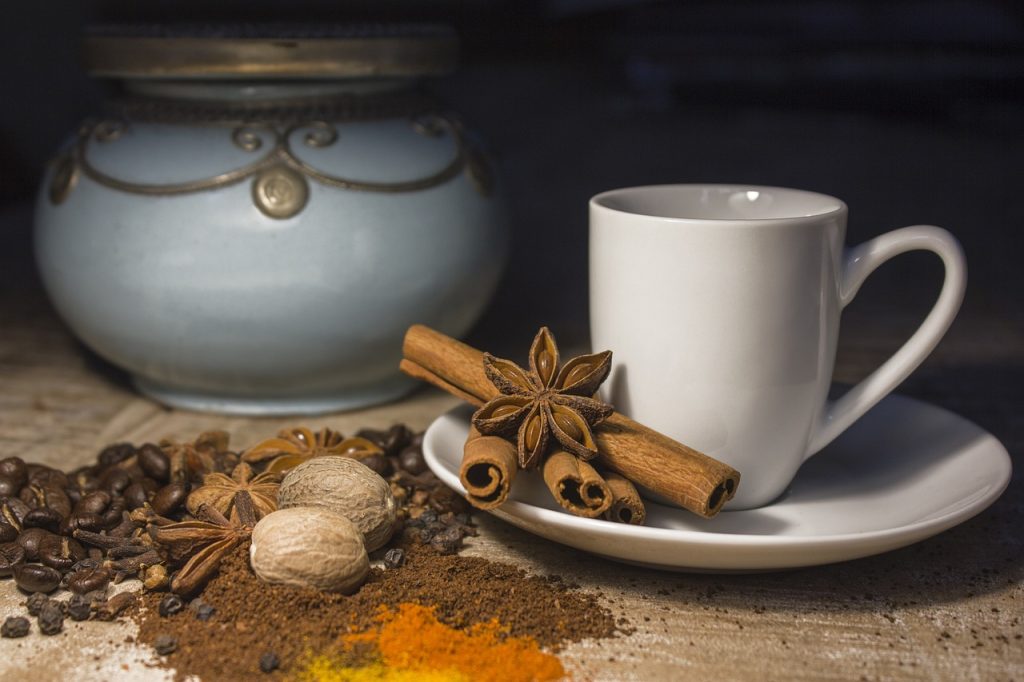 Taza y ramas de canela