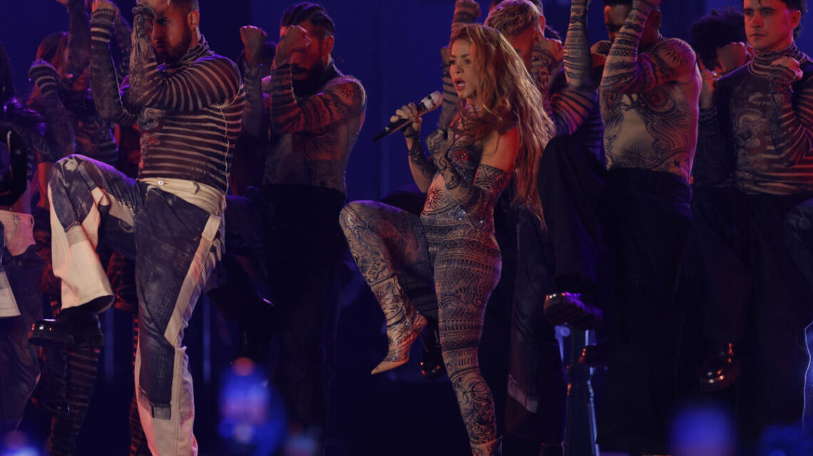 La cantante colombiana Shakira (i) durante su actuación en la gala anual de los Latin Grammy, celebrada este jueves en Sevilla. Foto: EFE/Julio Muñoz