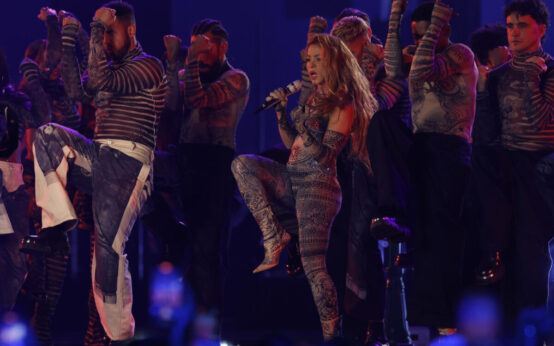 La cantante colombiana Shakira (i) durante su actuación en la gala anual de los Latin Grammy, celebrada este jueves en Sevilla. Foto: EFE/Julio Muñoz