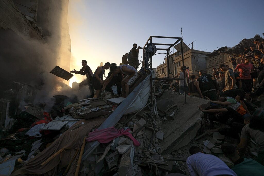 Un grupo de palestinos rebuscan entre los escombros de un edificio bombardeado en Khan Yunis, al sur de Gaza, a 4 de noviembre de 2023.-MAHMUD HAMS / AFP