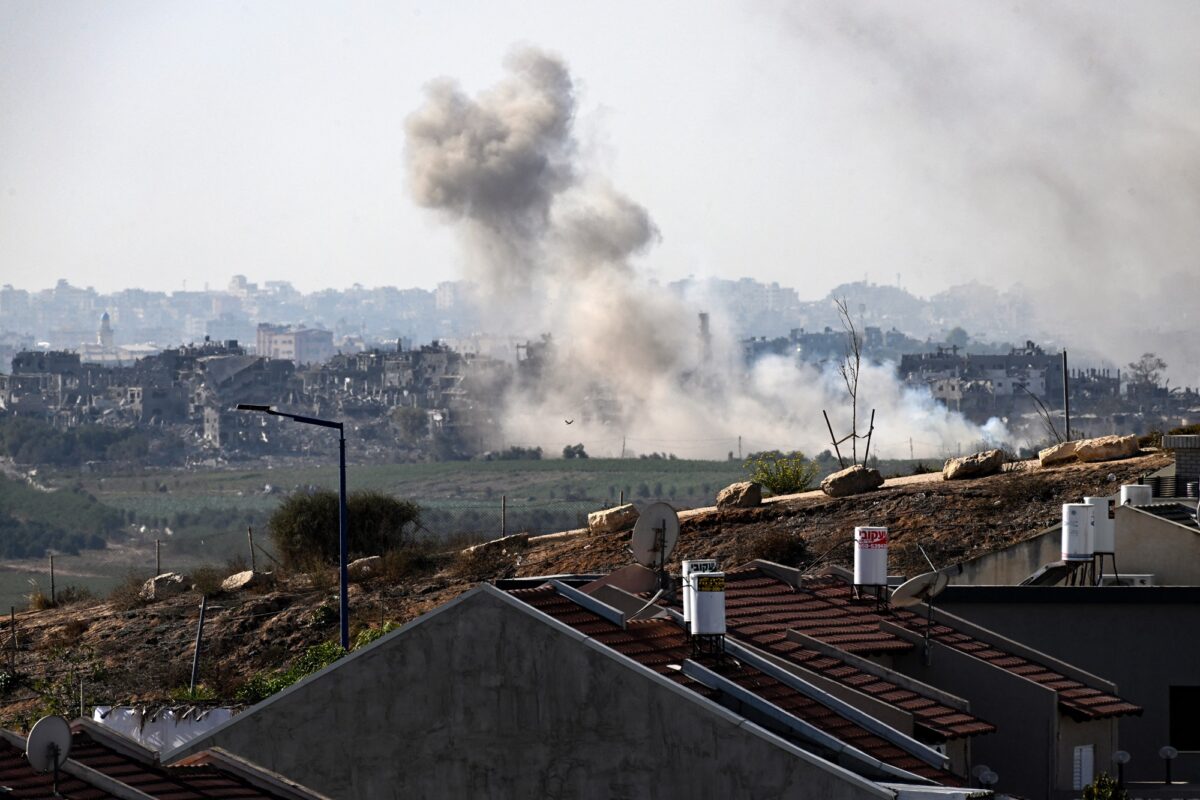 Los bombardeos contra los edificios de Sderot dejan una enorme columna de humo, a 4 de noviembre de 2023.- YURI CORTEZ / AFP