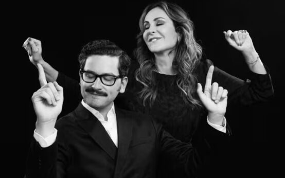 Ana Milán y Sebastián Gallego en una imagen promocional de su podcast 'La vida y tal'. Foto: Podimo.