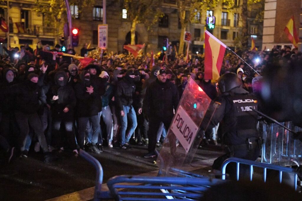 Activistas de ultraderecha durante las protestas del martes en la calle Ferraz de Madrid. Fernando Sánchez / Europa Press