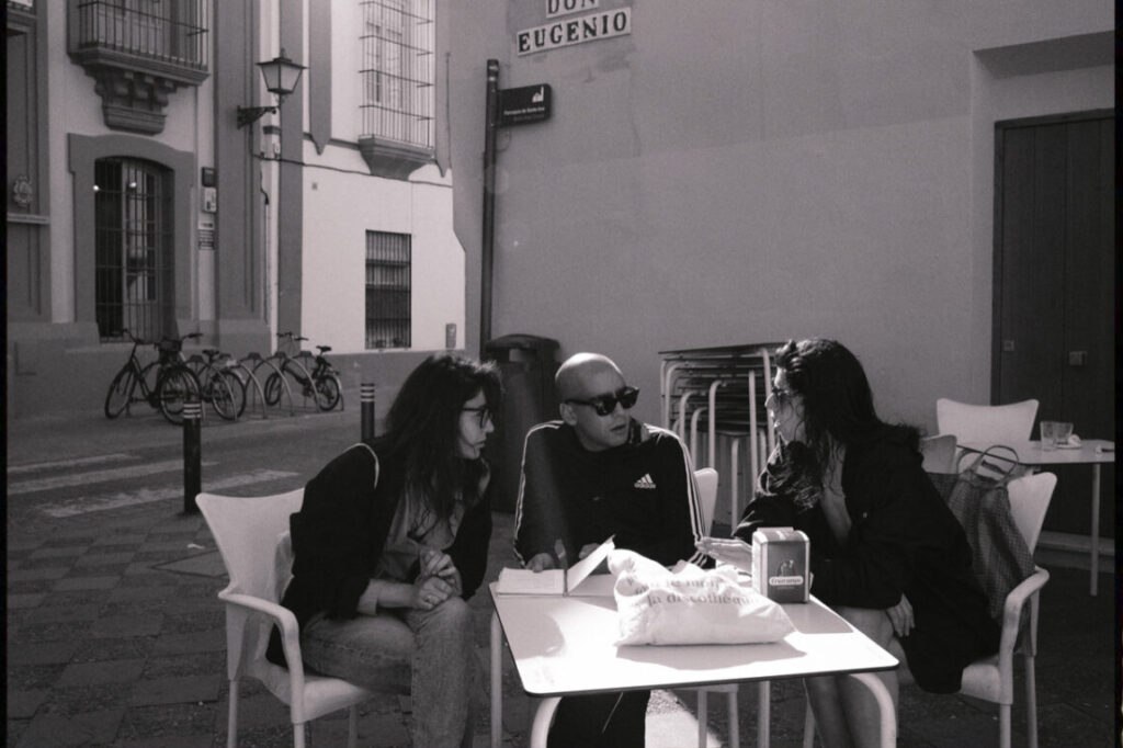 María Gisèle Royo, Omar Ayuso y Julia de Castro, durante el rodaje de ‘On The Go’. / Felipe Huertas