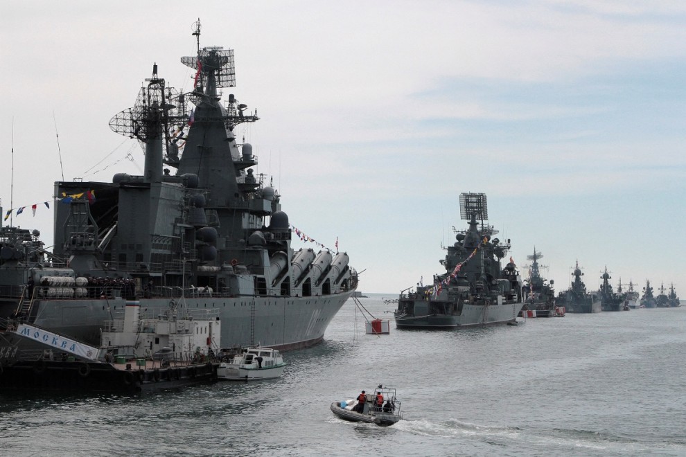 Buques de la Armada de Rusia están anclados en una bahía del puerto de Sebastopol, en el Mar Negro .